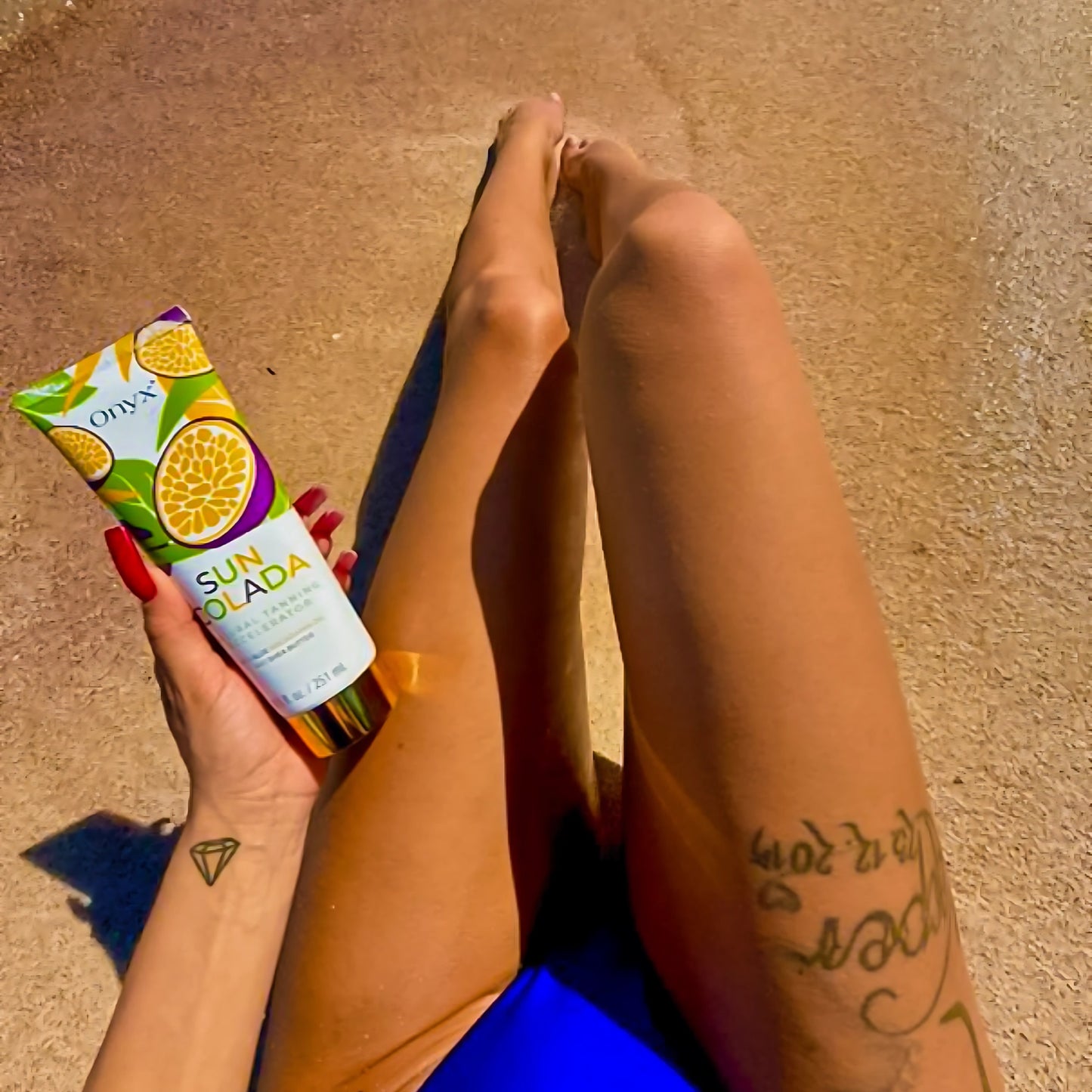 Nahaufnahme einer Frau, die die Onyx Suncolada Bräunungslotion beim Sonnenbaden hält, entwickelt für sicheres Bräunen im Solarium und unter der Sonne, mit natürlichen Inhaltsstoffen und ohne Bronzer