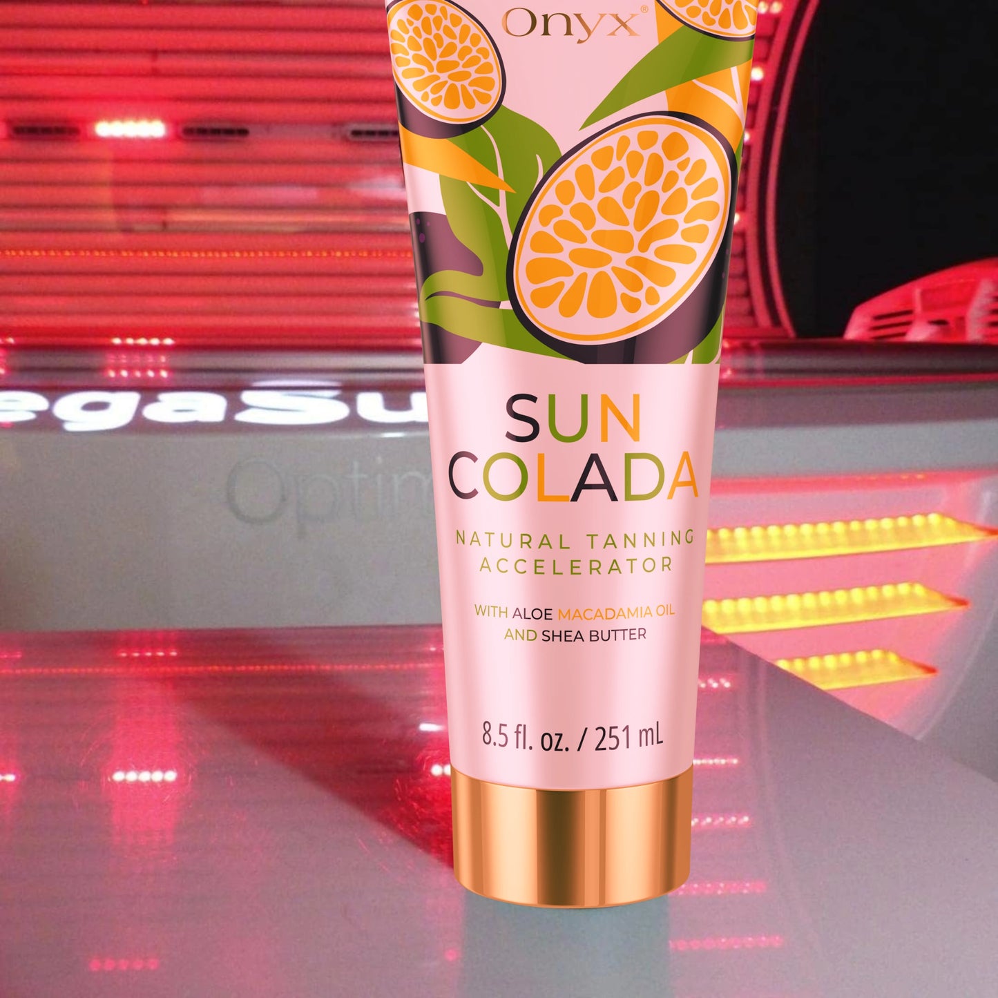 Onyx Suncolada Bräunungslotion vor einer roten Bräunungsbank, ideal für die Anwendung im Innenbereich mit veganen Inhaltsstoffen, Aloe und bronzerfreier Formel für eine gleichmäßige Bräune