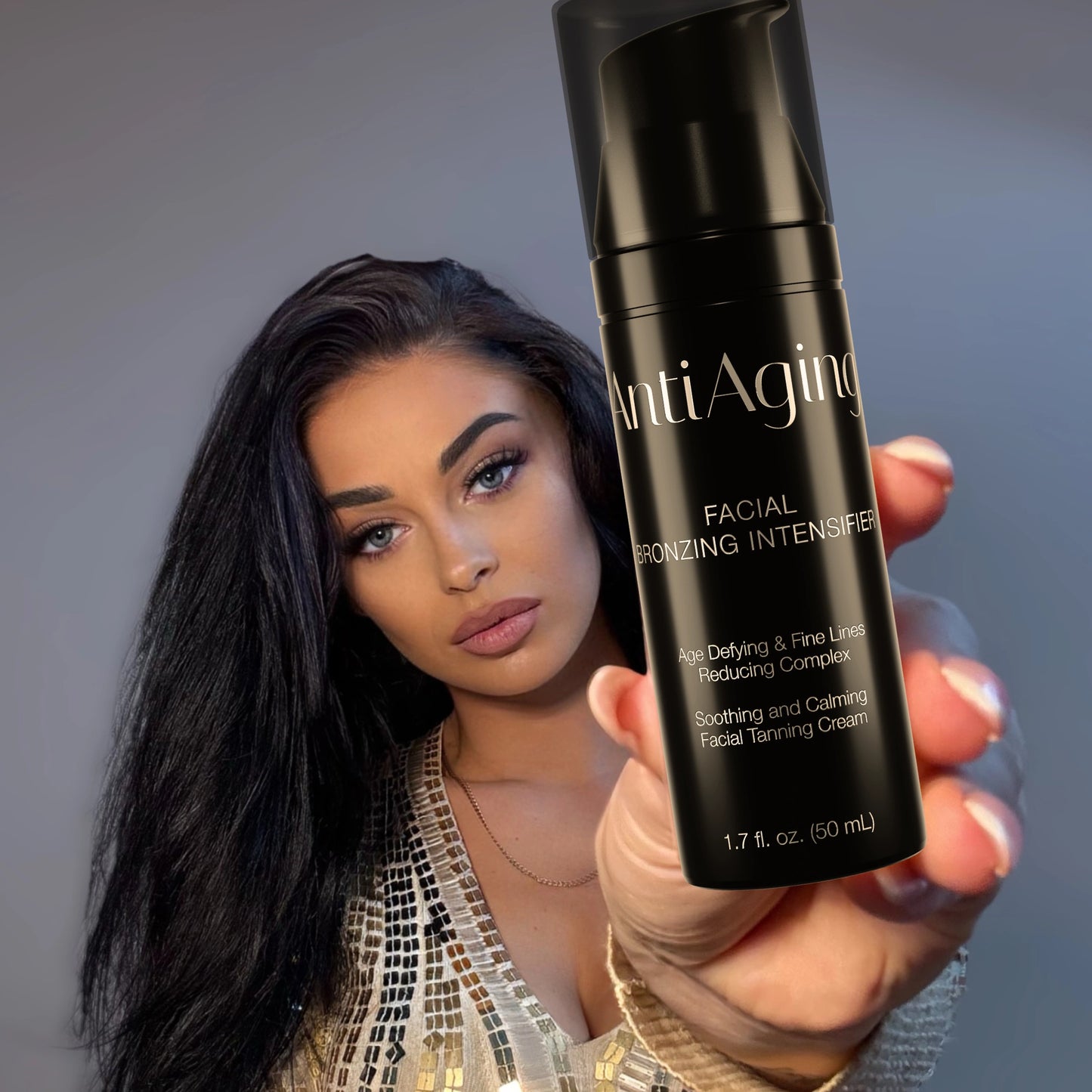 Frau präsentiert Onyx Anti-Aging Bräunungscreme im Nahaufnahme