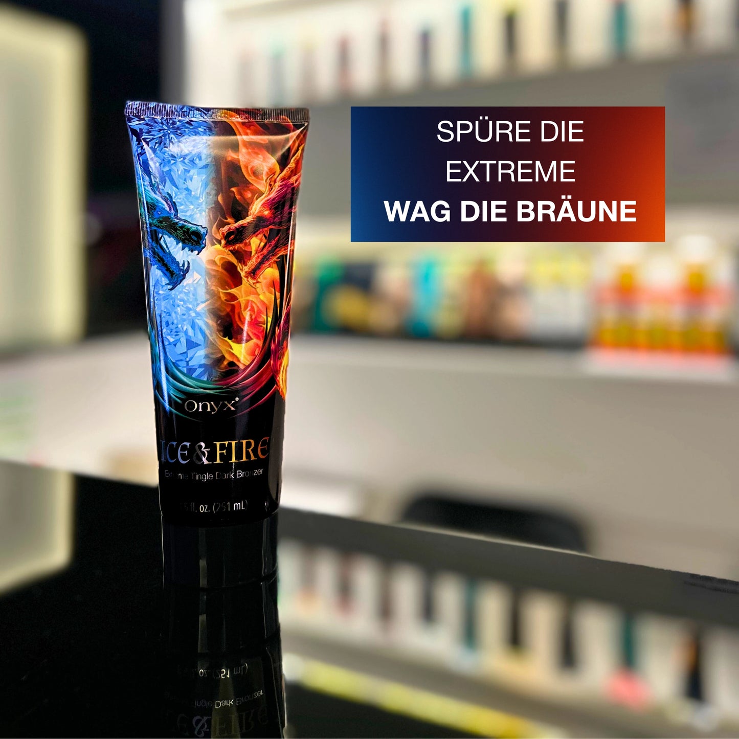 Onyx Ice & Fire Bräunungscreme auf schwarzer Fläche mit Slogan „Spüre die Extreme – Wag die Bräune“ im Hintergrund