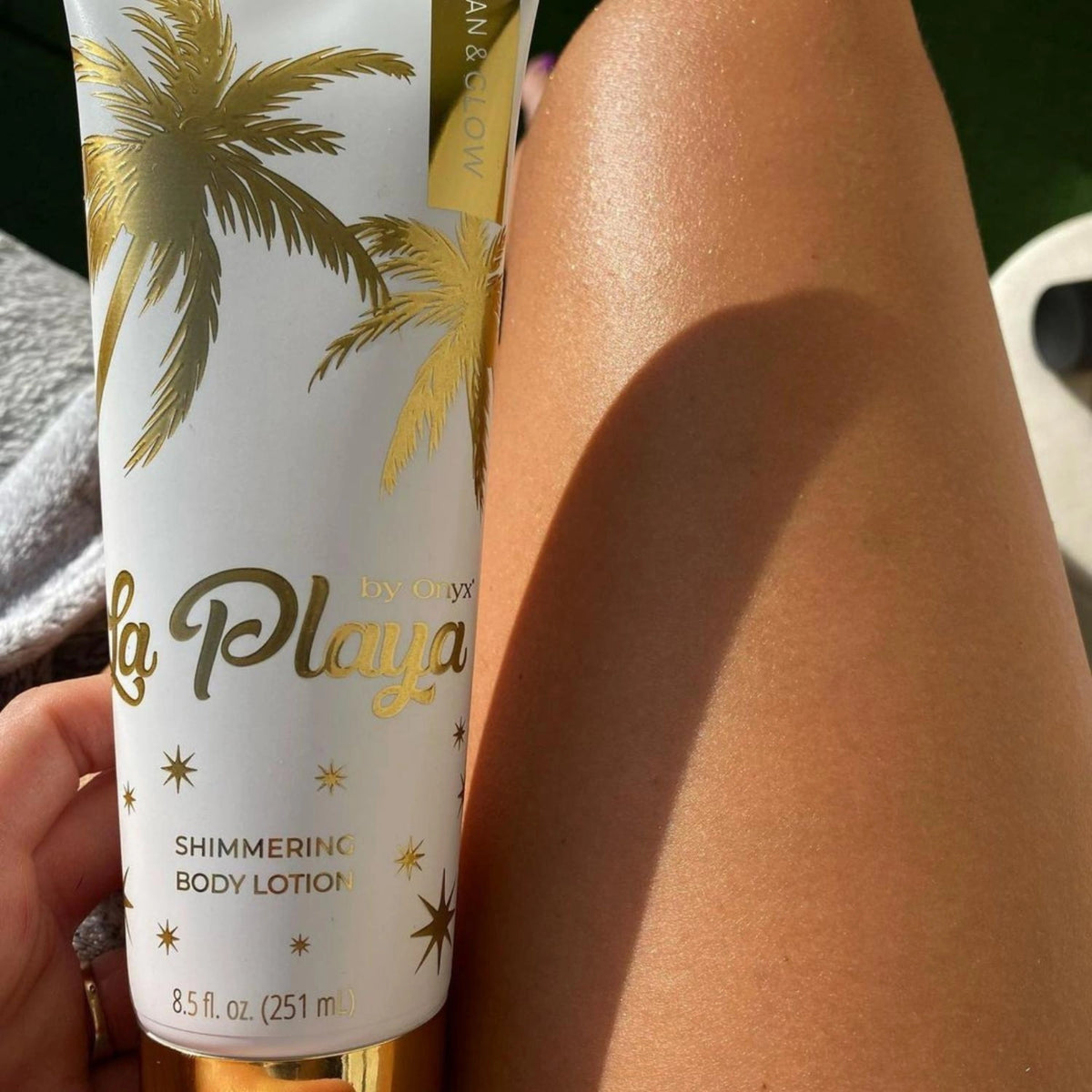Onyx La Playa Schimmernde Körpercreme auf sonnengebräuntem Bein im natürlichen Licht