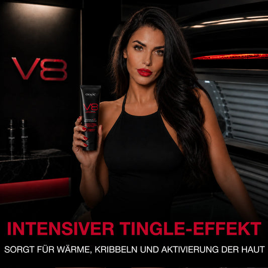 Ein Model hält Onyx V8 Bräunungslotion in einem Sonnenstudio mit roter und schwarzer Beleuchtung im Hintergrund.