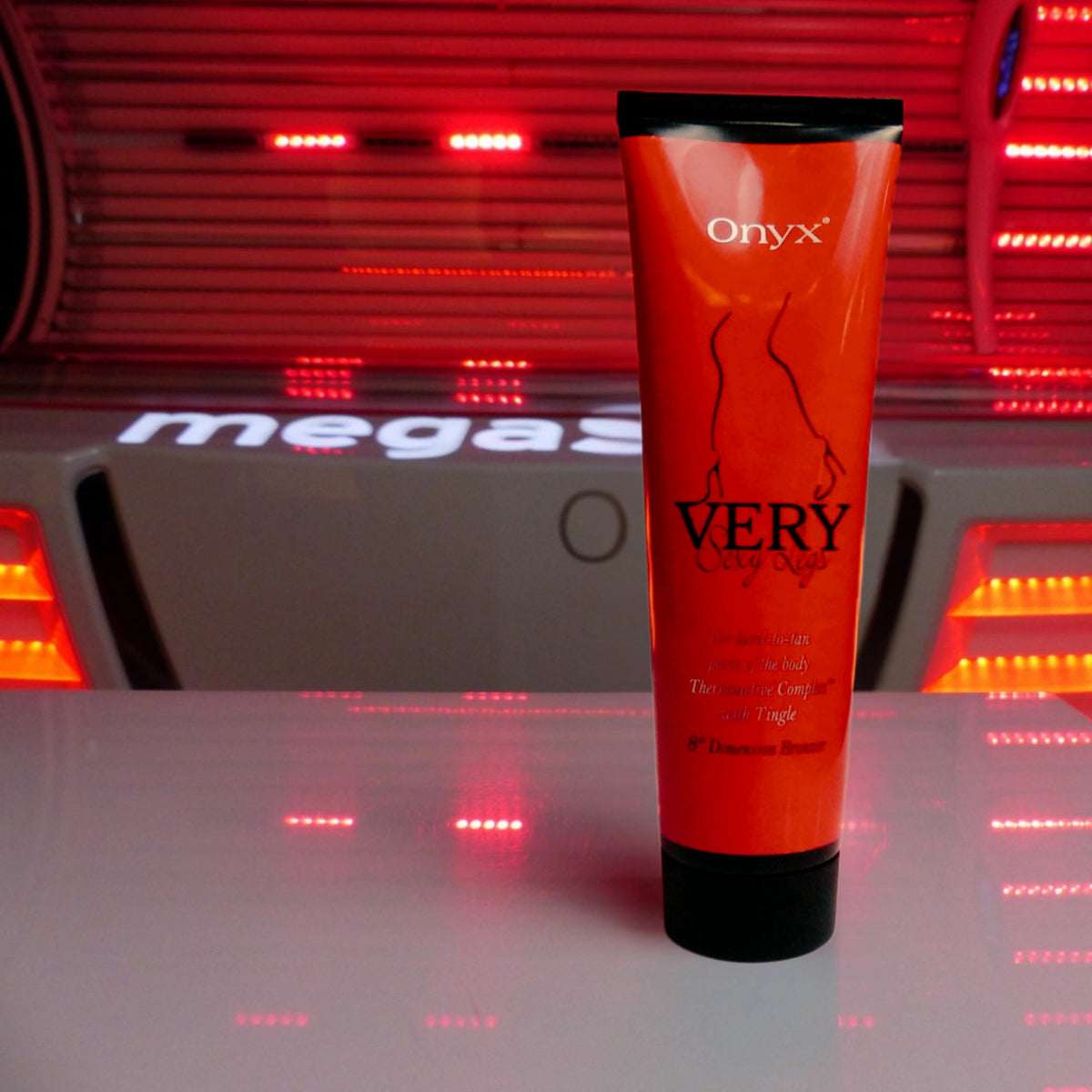 Onyx Very Sexy Legs Tingle Bräunungslotion vor rotem Solariumlicht platziert, Fokus auf Tube
