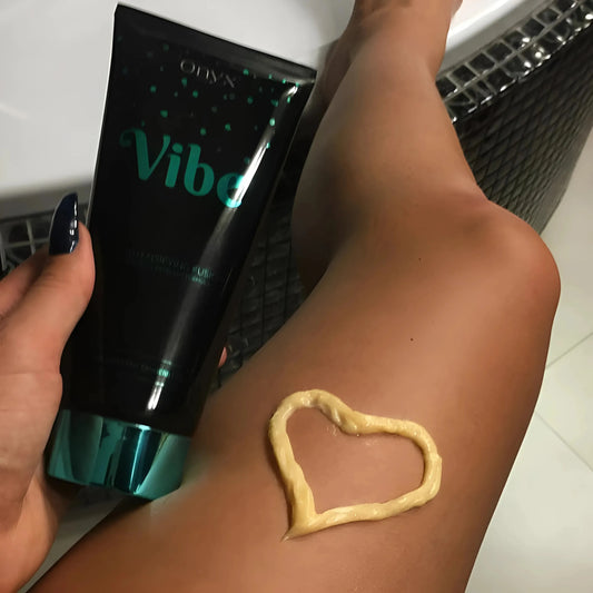 Nahaufnahme eines Beins mit herzförmig aufgetragener Tanning Lotion – Onyx Vibe sorgt für gleichmäßige, gepflegte Bräune bei jeder Anwendung