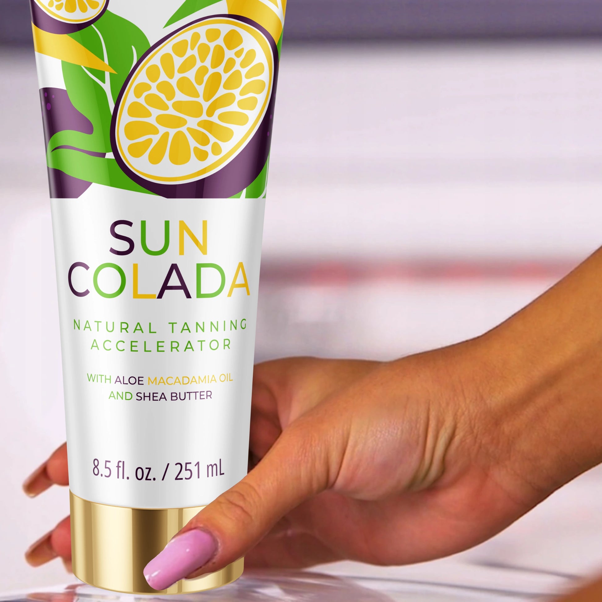 Hand hält die Onyx Suncolada Bräunungslotion in weißer und goldener Verpackung, angereichert mit Sheabutter und Macadamiaöl als ultra-feuchtigkeitsspendender Bräunungsbeschleuniger