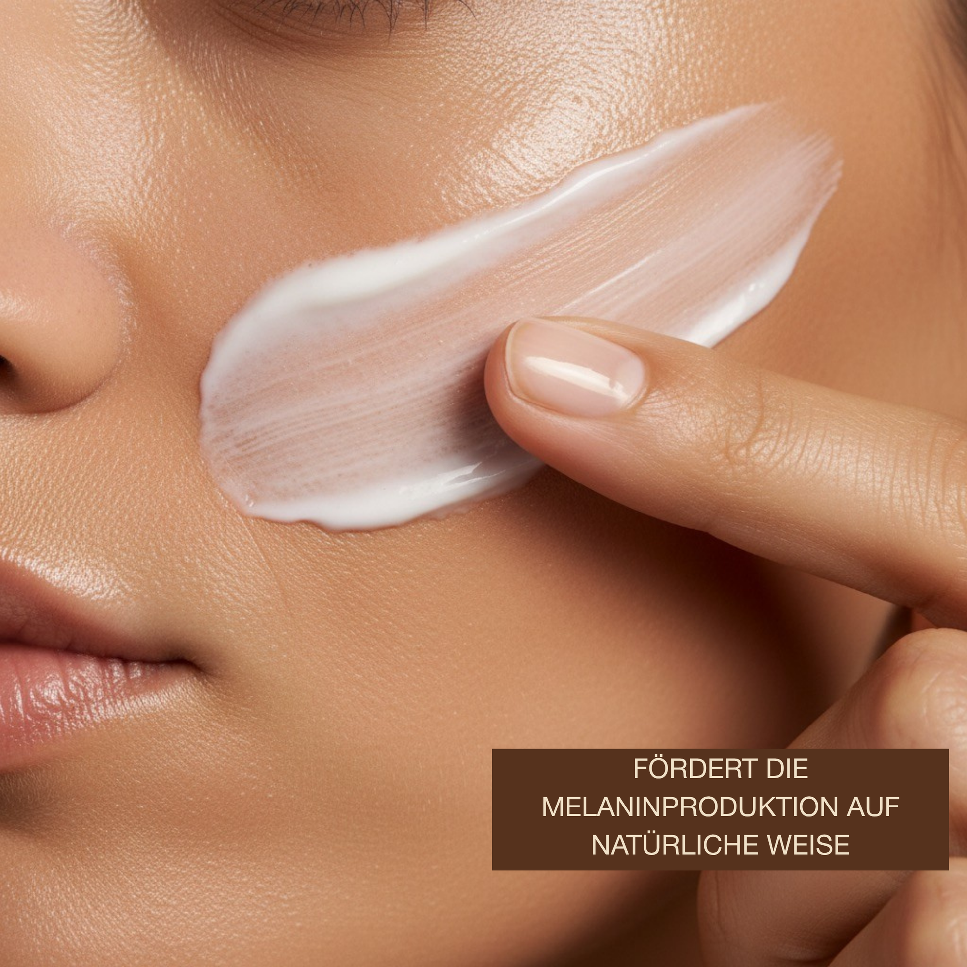 Nahaufnahme eines Gesichts, auf das mit dem Finger eine weiße Onyx AntiAging Gesichtscreme aufgetragen wird, zeigt feine Textur und Pflegewirkung