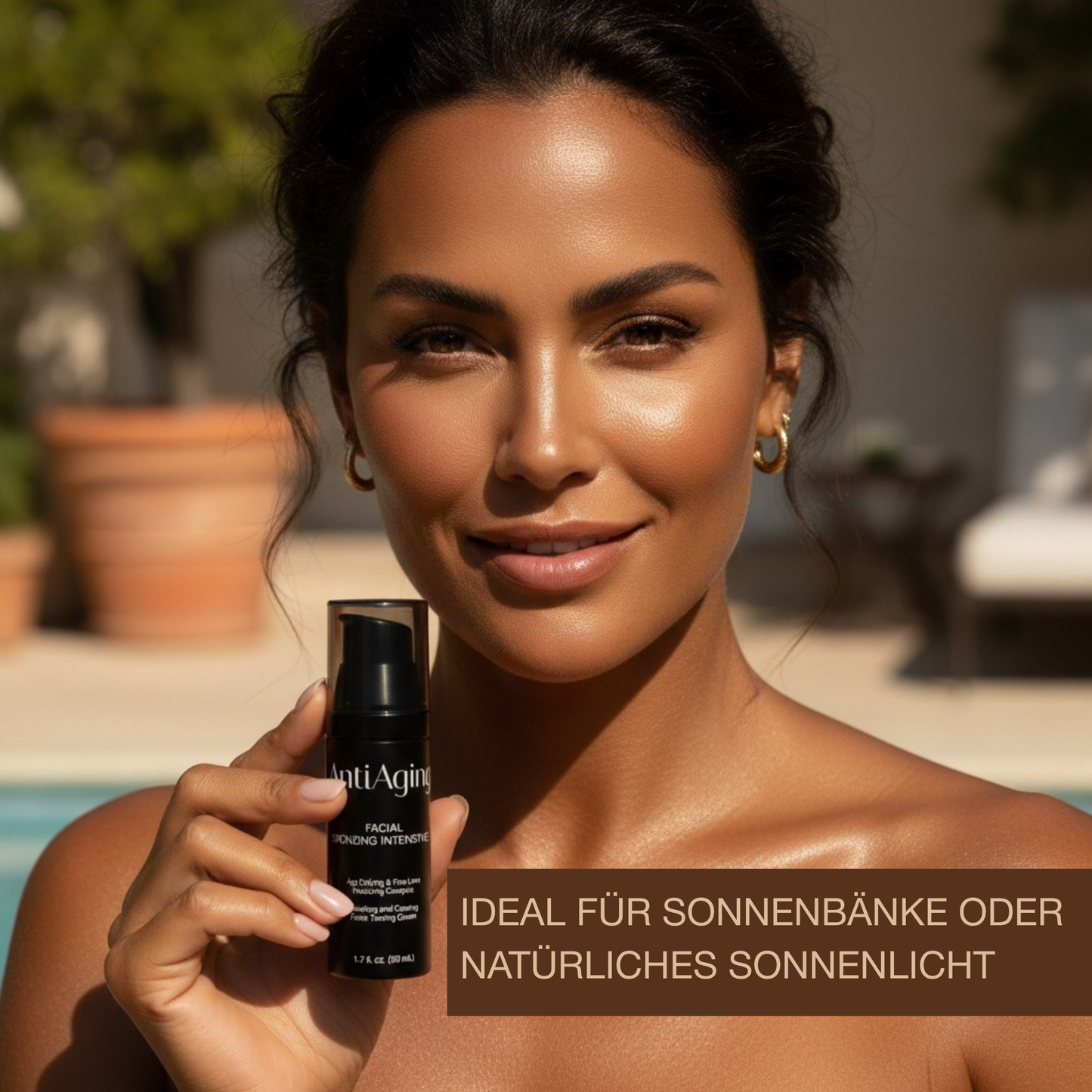 Frau mit gebräunter, gepflegter Haut hält Onyx AntiAging Gesichtscreme in der Hand und genießt die Sonne, natürliches Bräunungsergebnis sichtbar