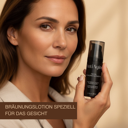 Frau mit natürlichem Make-up hält Onyx AntiAging Gesichtscreme neben ihrem Gesicht, glatte Haut und dezente Bräune sichtbar