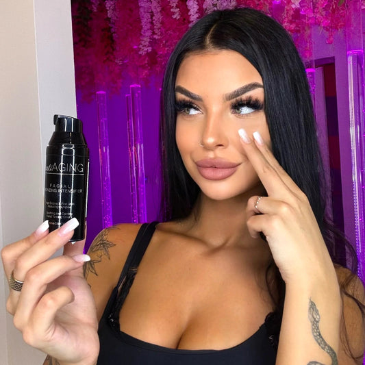 Frau hält Onyx AntiAging Facial Bronzing Intensifier in einem violett beleuchteten Sonnenstudio.