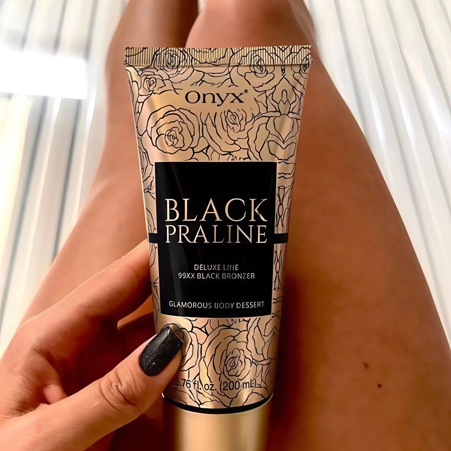Frau mit weißem Top hält Onyx Black Praline Lotion am Pool in sommerlicher Umgebung