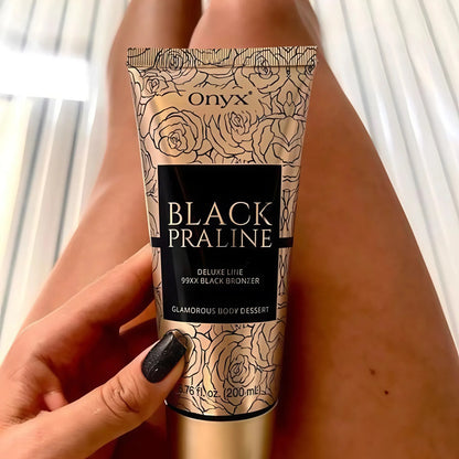 Frau mit weißem Top hält Onyx Black Praline Lotion am Pool in sommerlicher Umgebung
