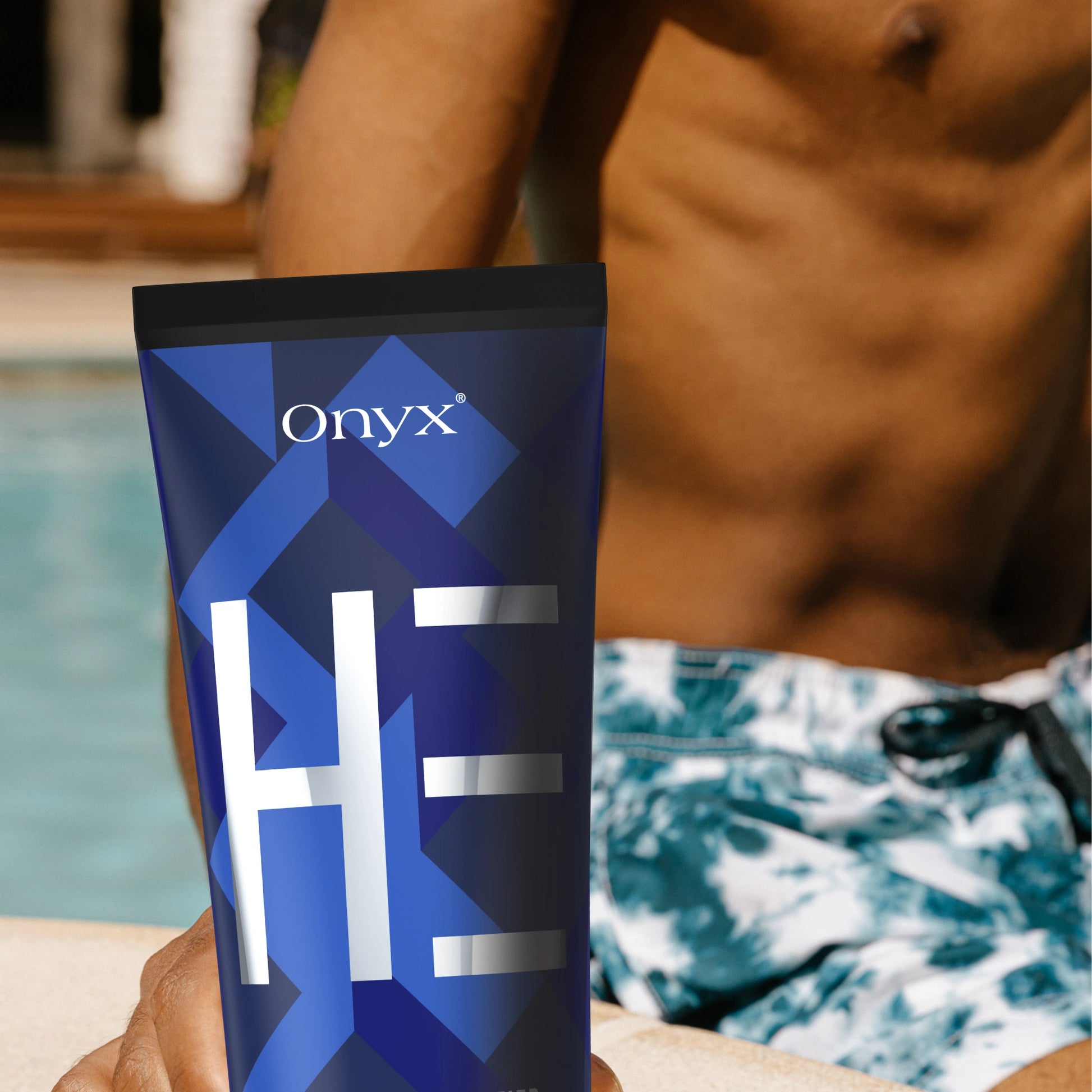 Junger Mann mit Onyx HE Bräunungslotion lächelt in Sonnenbank für perfekte Bräune