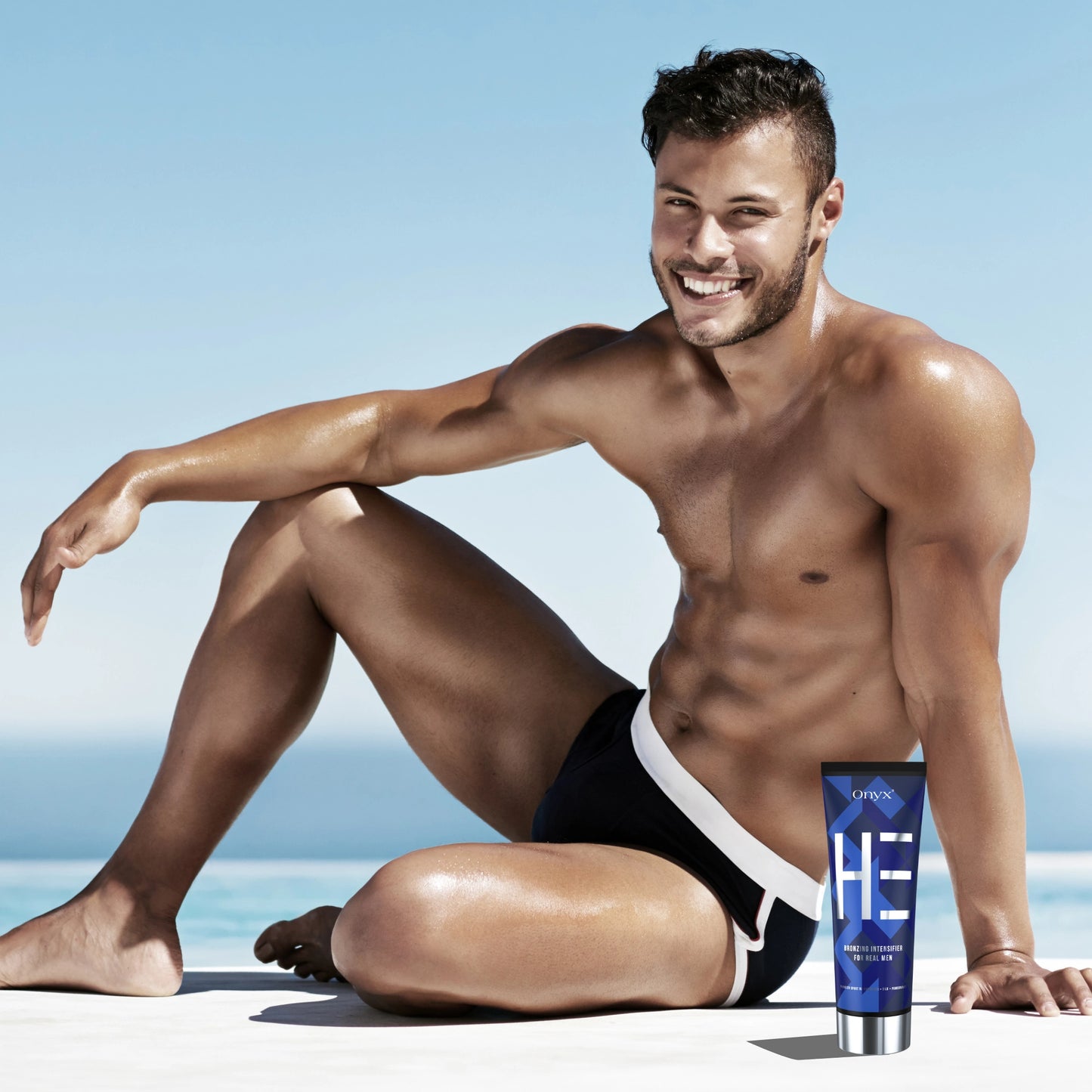 Gebräunter Mann am tropischen Strand mit Onyx HE Lotion in der Hand