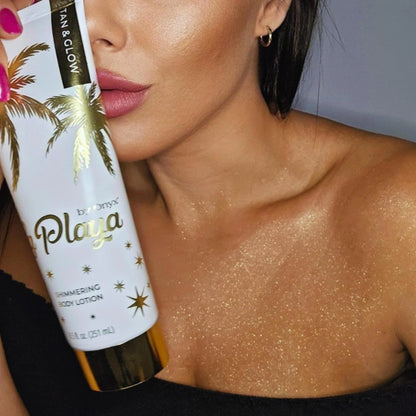 Frau mit goldschimmerndem Dekolleté hält Onyx La Playa Körpercreme, Nahaufnahme