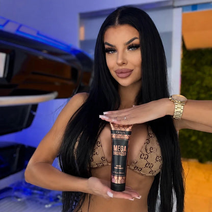 Frau im gemusterten Bikini präsentiert den Onyx Mega Bronzer vor einer Sonnenbank.
