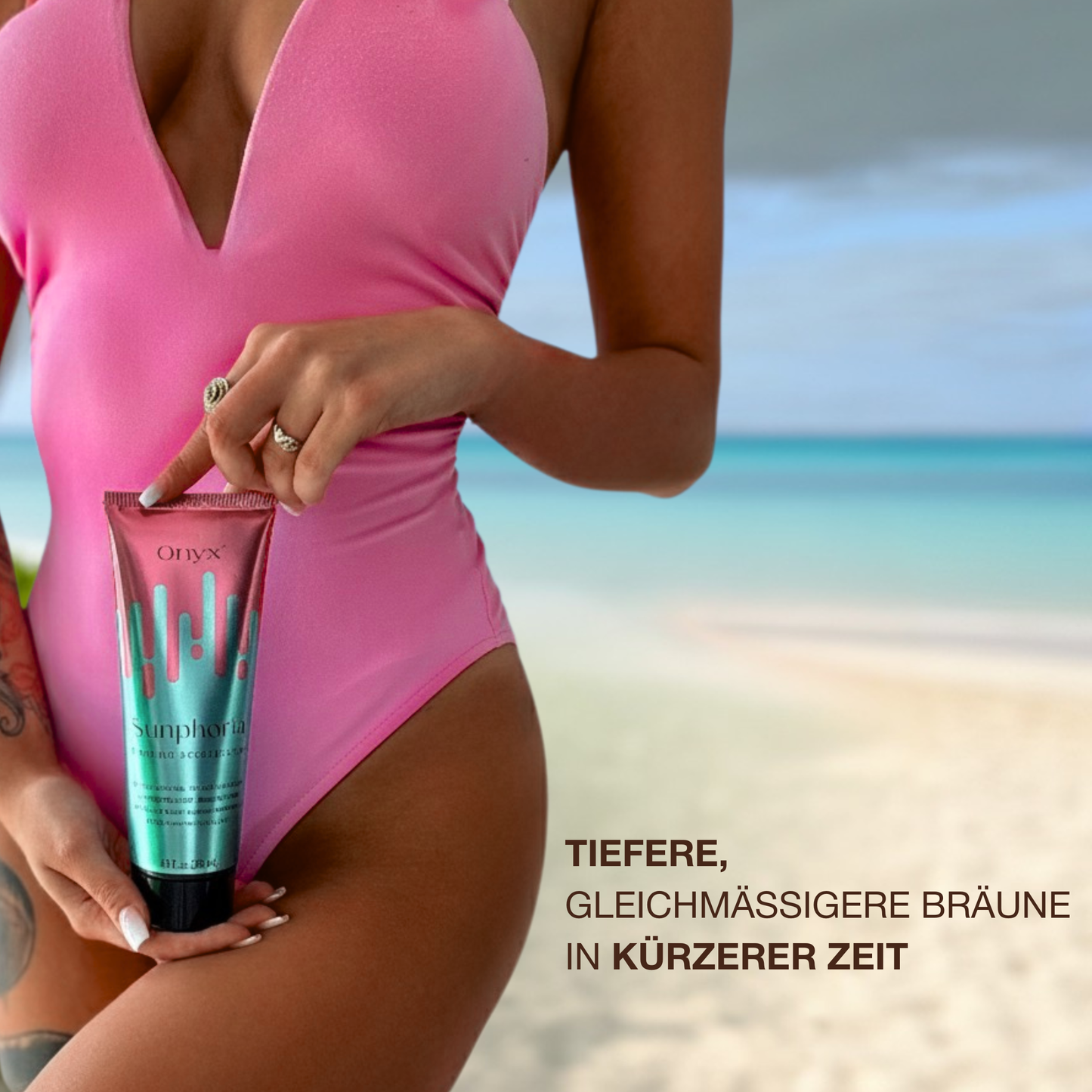 Frau im pinken Badeanzug am Strand haelt Onyx Sunphoria, eine Bräunungslotion fuer eine intensivere und gleichmaessige Bräune in kuerzerer Zeit.