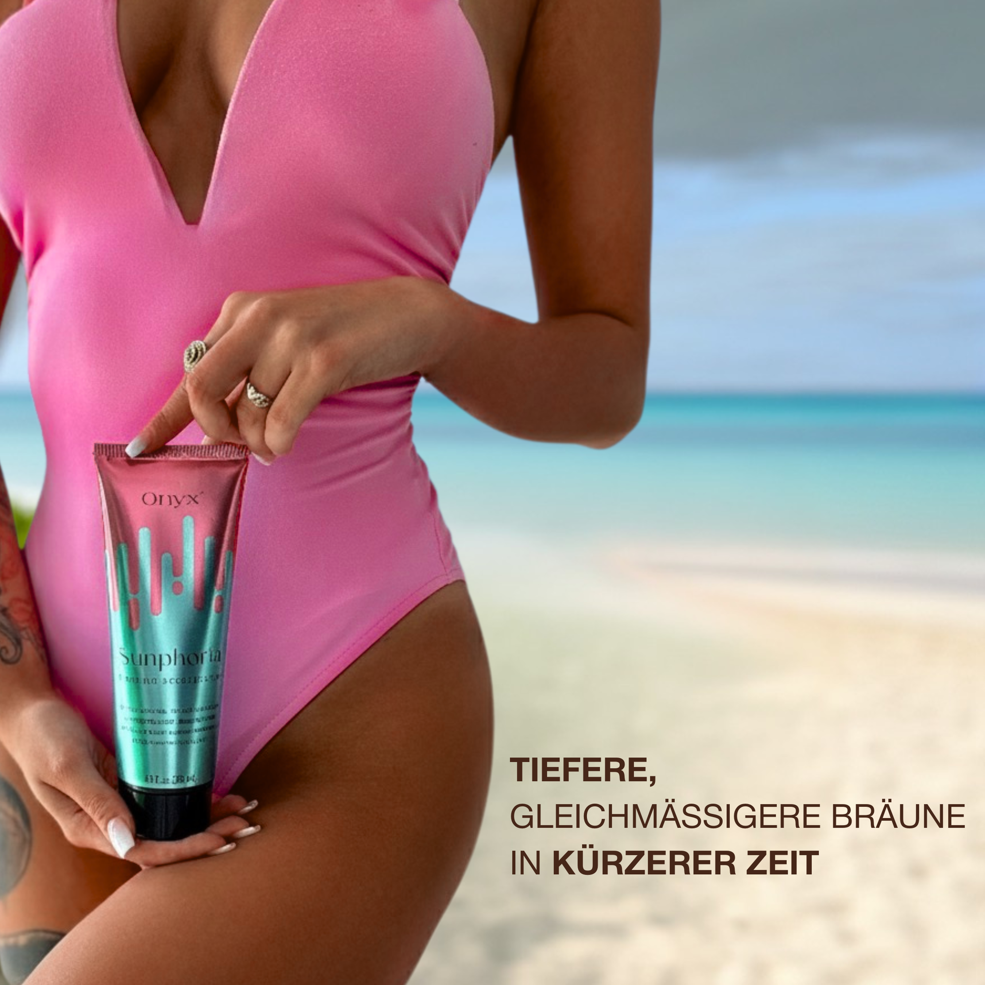 Frau im pinken Badeanzug am Strand haelt Onyx Sunphoria, eine Bräunungslotion fuer eine intensivere und gleichmaessige Bräune in kuerzerer Zeit.