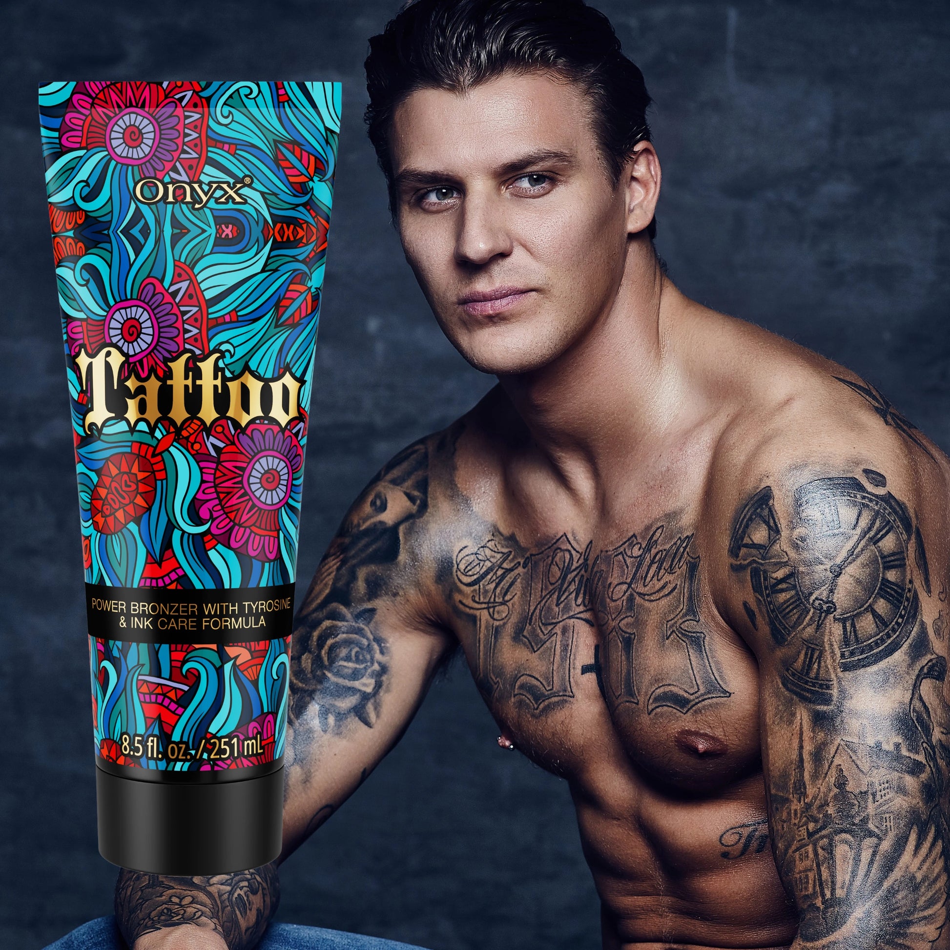 Oberkörper eines tätowierten Mannes neben der Onyx Tattoo Lotion, perfekte Kombination aus Bräunung und Tattoo-Schutz