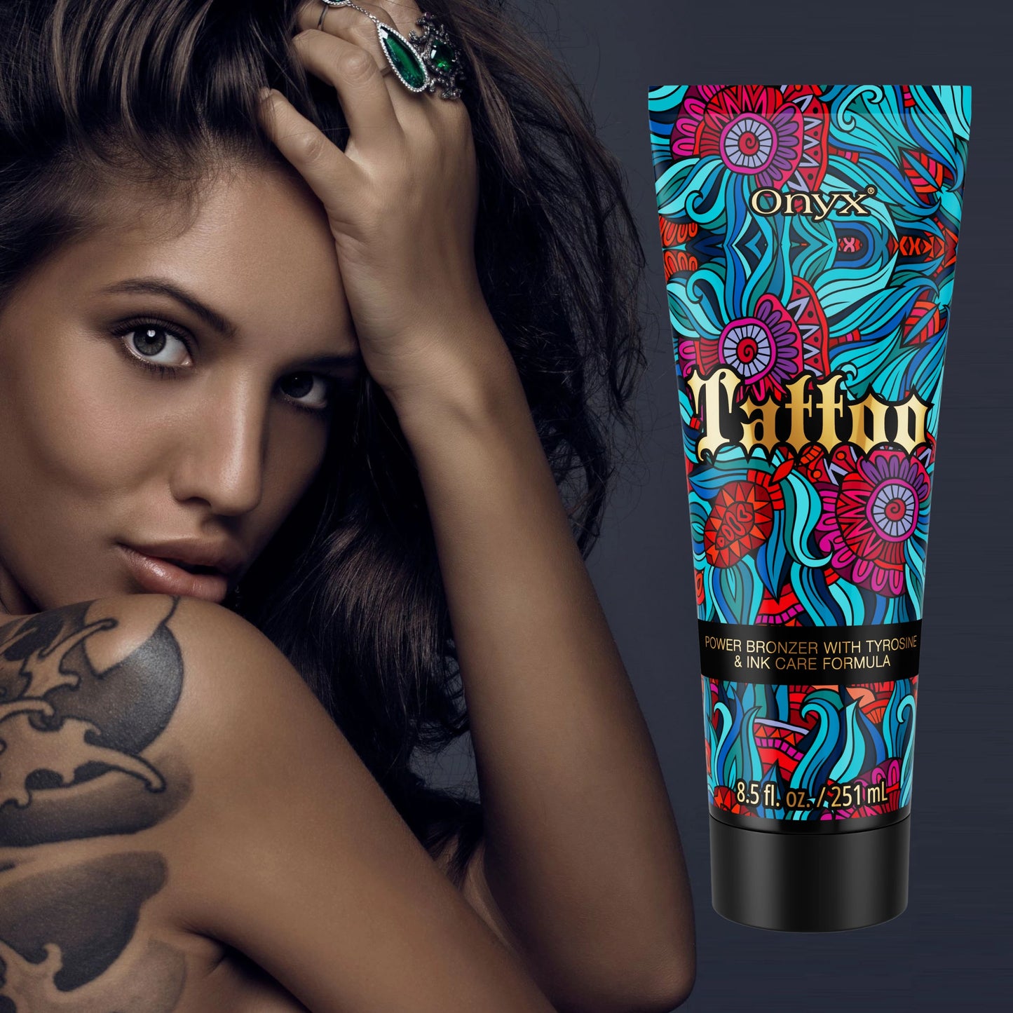 Frau mit dunklem Haar und großem Schultertattoo neben der Onyx Tattoo Lotion, gepflegte Haut und Tattoo-Erhalt in einem