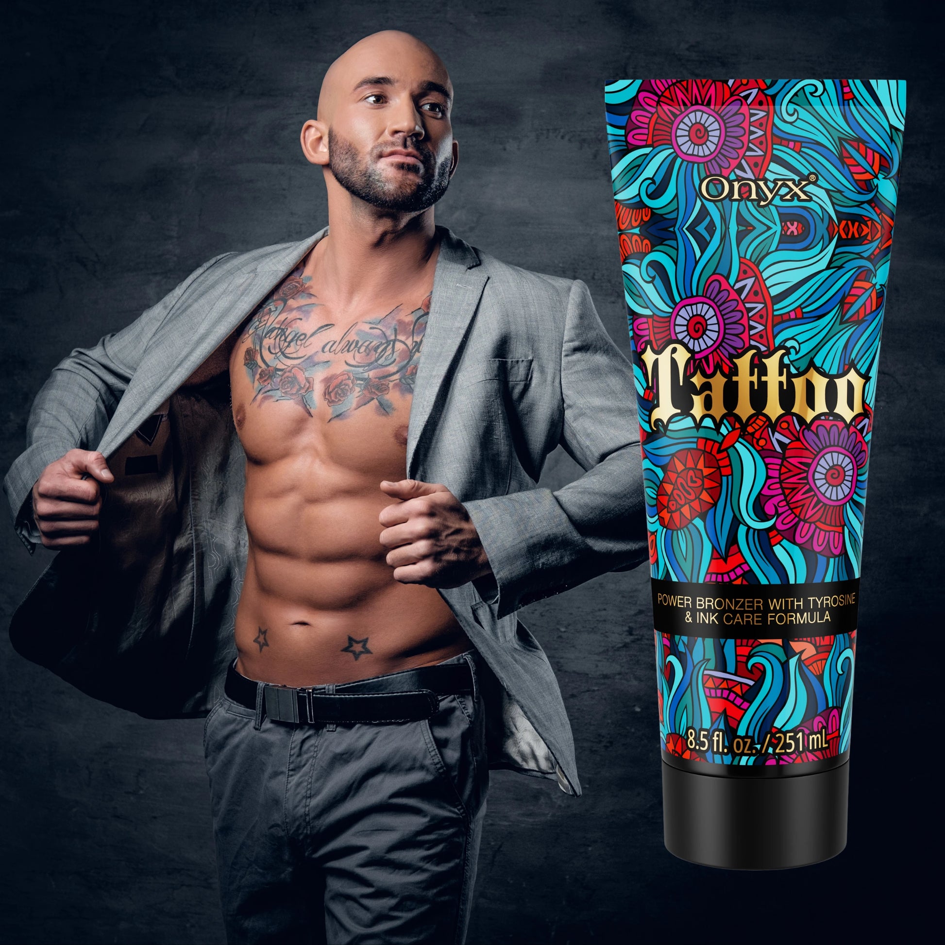 Männliches Model mit freiem Oberkörper und sichtbaren Tattoos hält Onyx Tattoo Lotion – stilvolle Bräune und Tattoo-Schutz für Männer