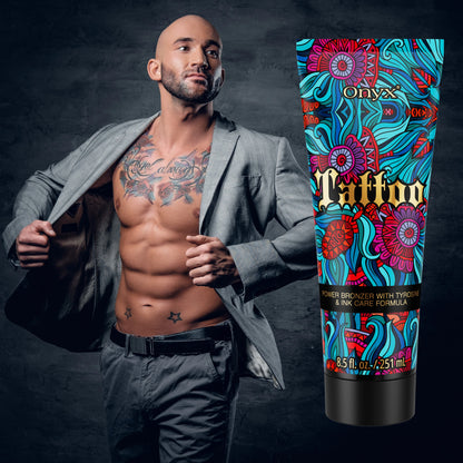 Männliches Model mit freiem Oberkörper und sichtbaren Tattoos hält Onyx Tattoo Lotion – stilvolle Bräune und Tattoo-Schutz für Männer
