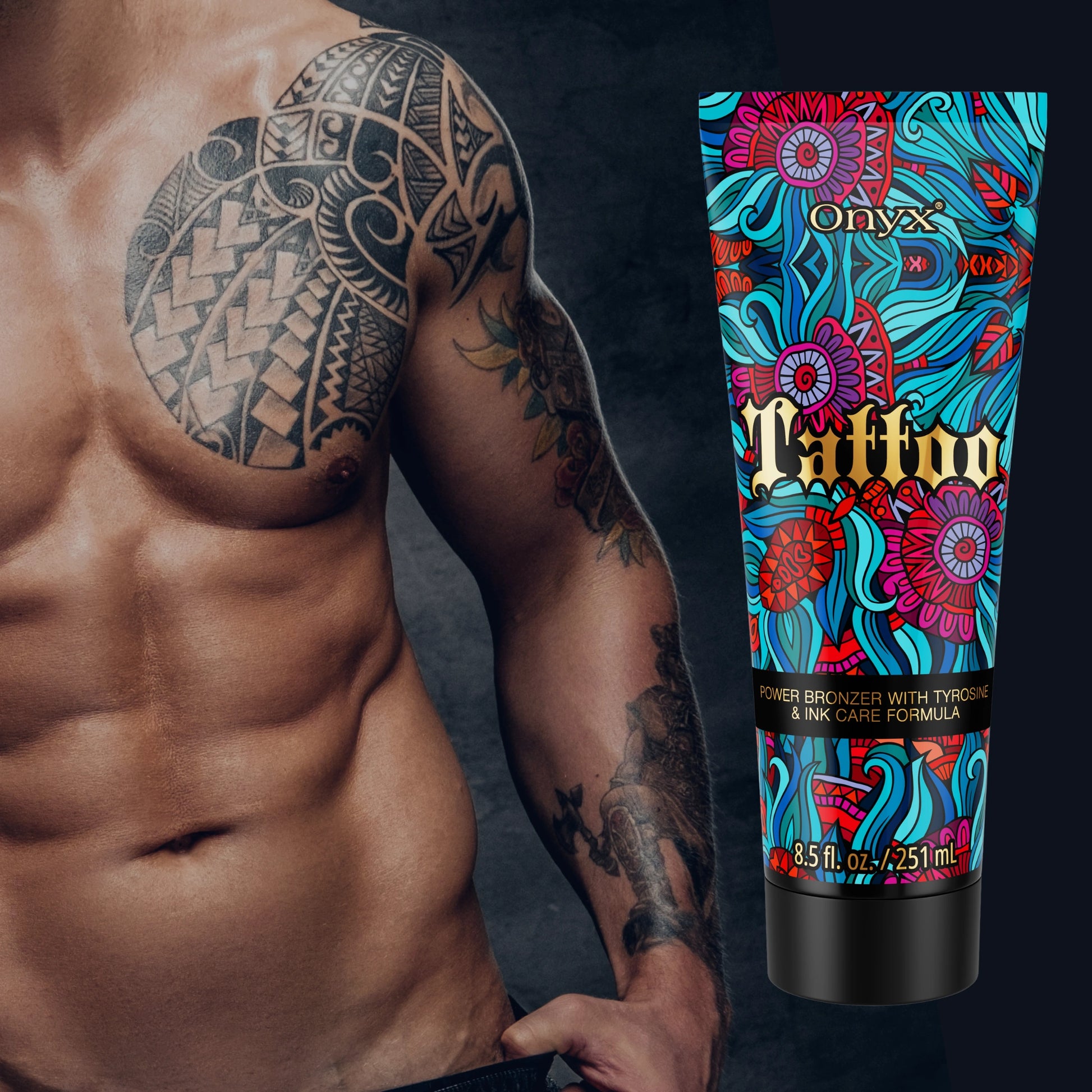 Onyx Tattoo Bräunungslotion vor einem muskulösen Mann mit Brusttattoo, ideal für Männer mit Körperkunst