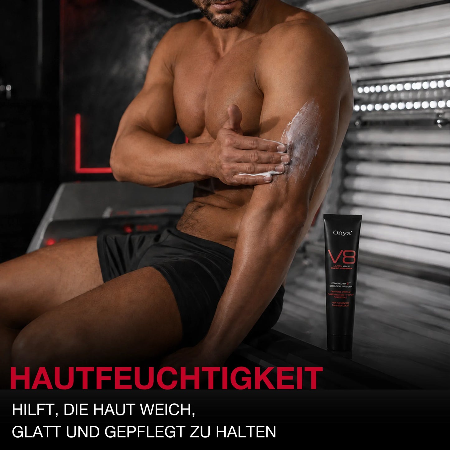 Ein Mann trägt Bräunungslotion auf seinen Arm auf, während eine Onyx V8 Tube neben ihm im Sonnenstudio steht.