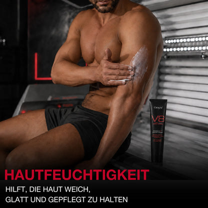 Ein Mann trägt Bräunungslotion auf seinen Arm auf, während eine Onyx V8 Tube neben ihm im Sonnenstudio steht.