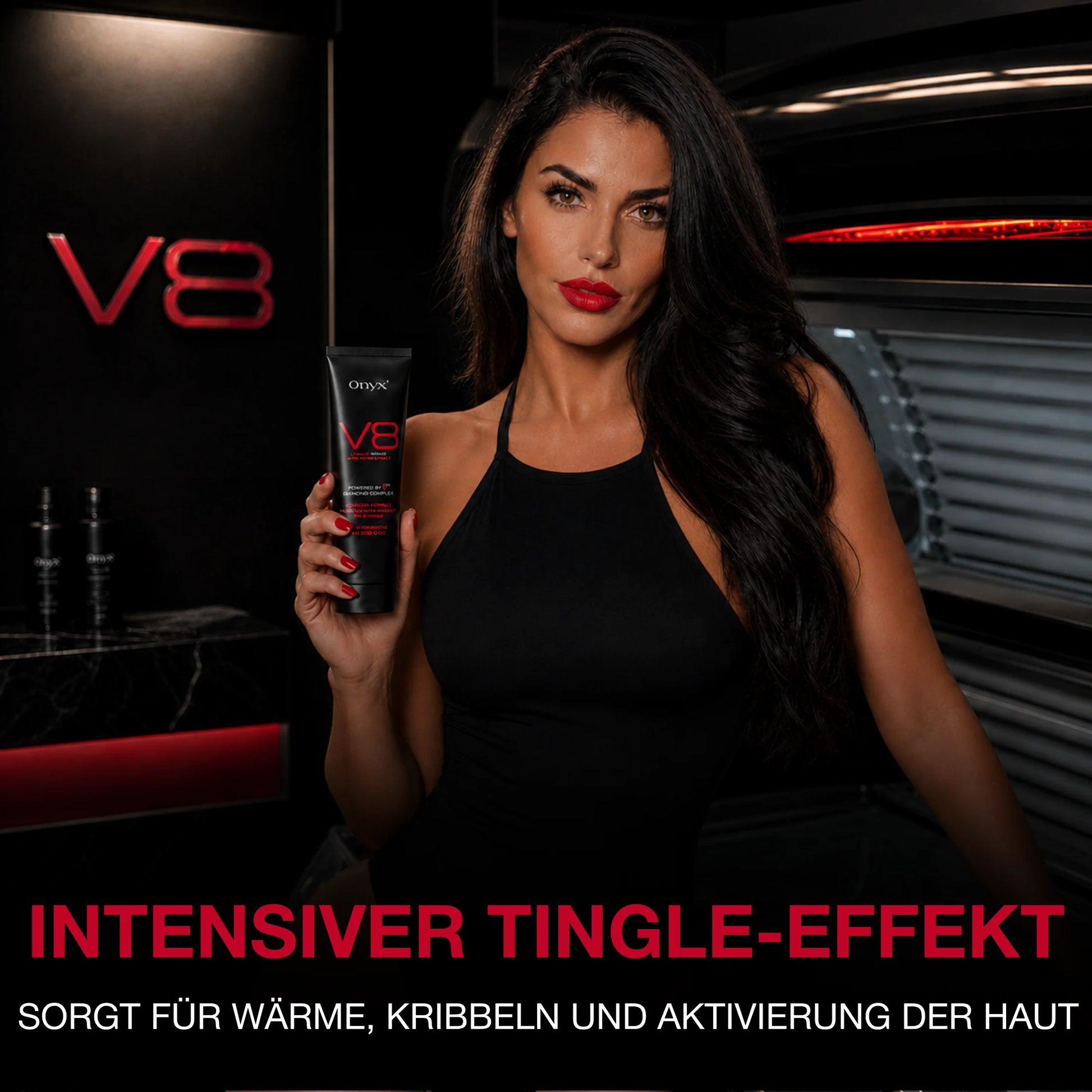 Ein Model hält Onyx V8 Bräunungslotion in einem Sonnenstudio mit roter und schwarzer Beleuchtung im Hintergrund.