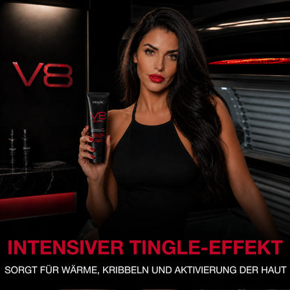 Ein Model hält Onyx V8 Bräunungslotion in einem Sonnenstudio mit roter und schwarzer Beleuchtung im Hintergrund.