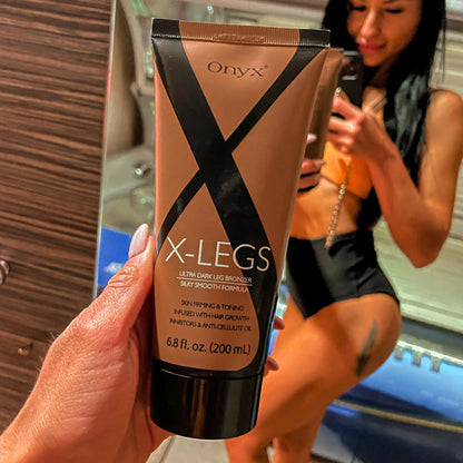 Frau mit gebräunten Beinen hält Onyx X-LEGS Bräunungslotion im Solarium